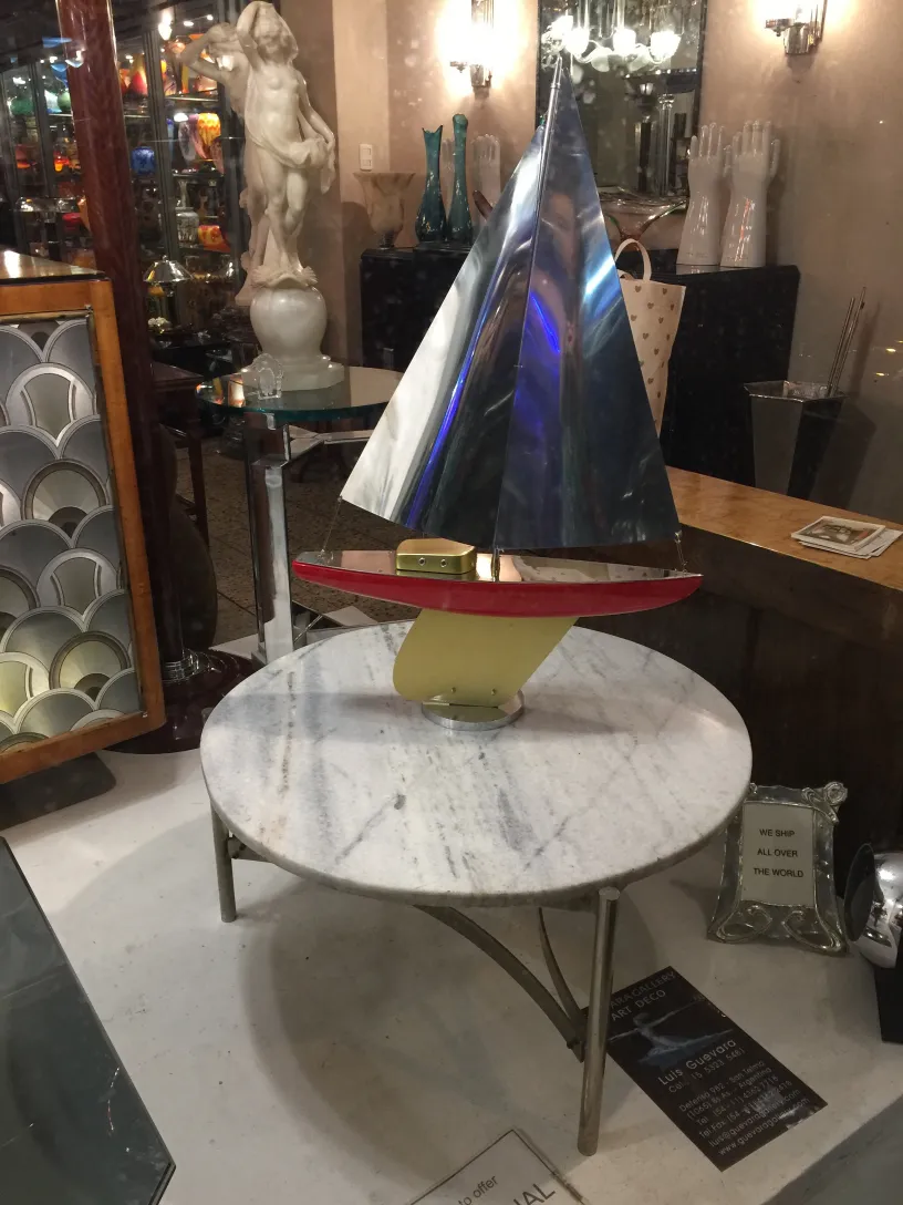 table basse antique avec design de bateau à voile, style art déco, dans un cadre élégant