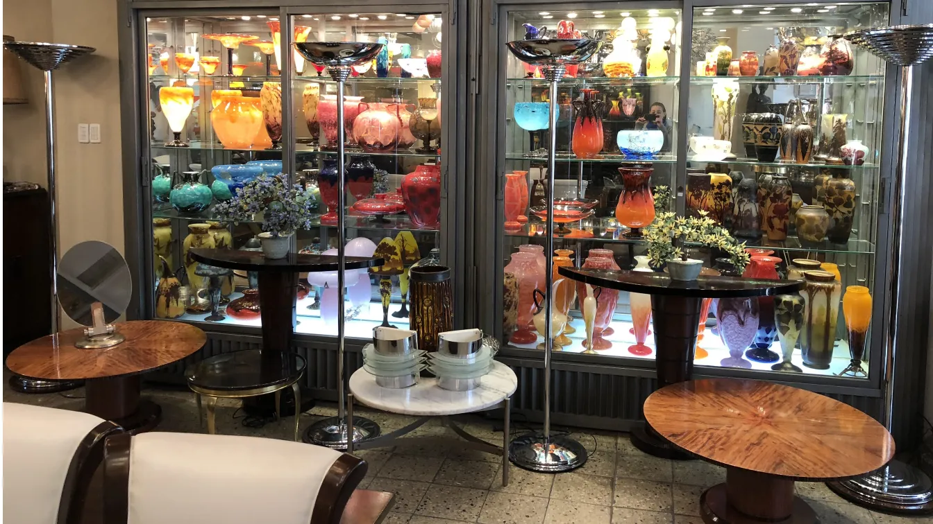 mesa ratona antigua diseñada con elementos artisticos en un ambiente acogedor