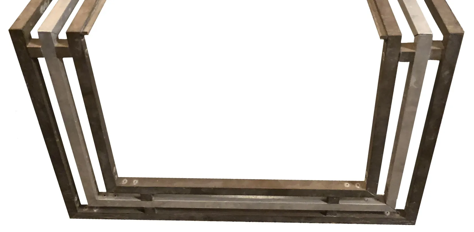 Table basse ancienne de style art deco, design élégant dans la pièce.