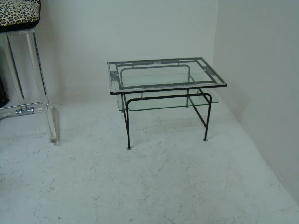 table basse antique, dessus en verre avec cadre en métal, fond neutre