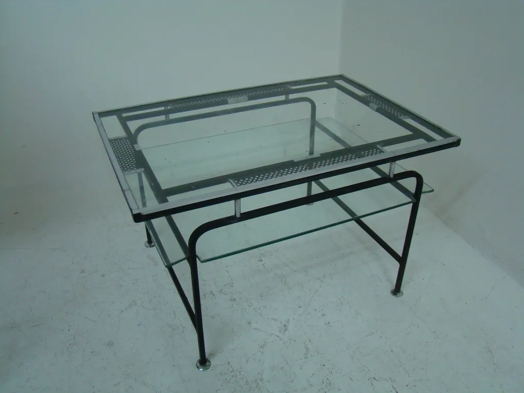 Antiker Couchtisch mit Glas, einzigartiger Stil von Mathieu Matégot, geeignet für Dekoration.