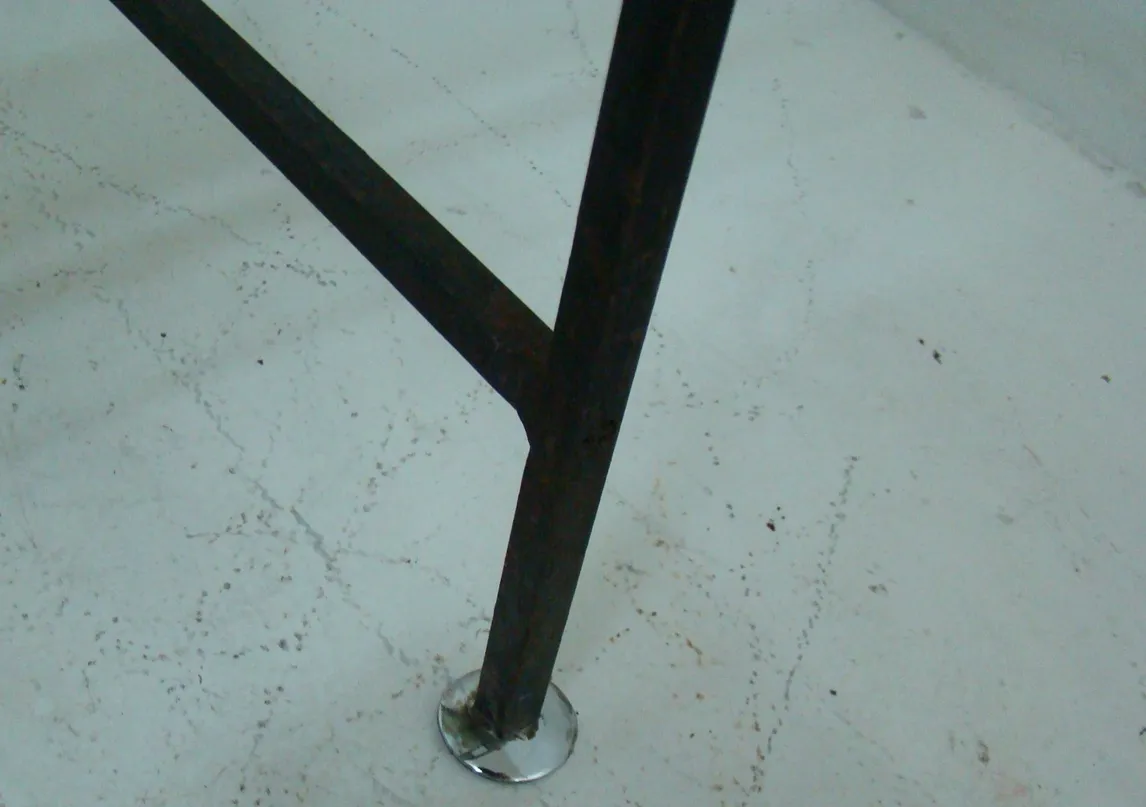 Antiker Couchtisch mit einzigartigem Design und stabilen Beinen