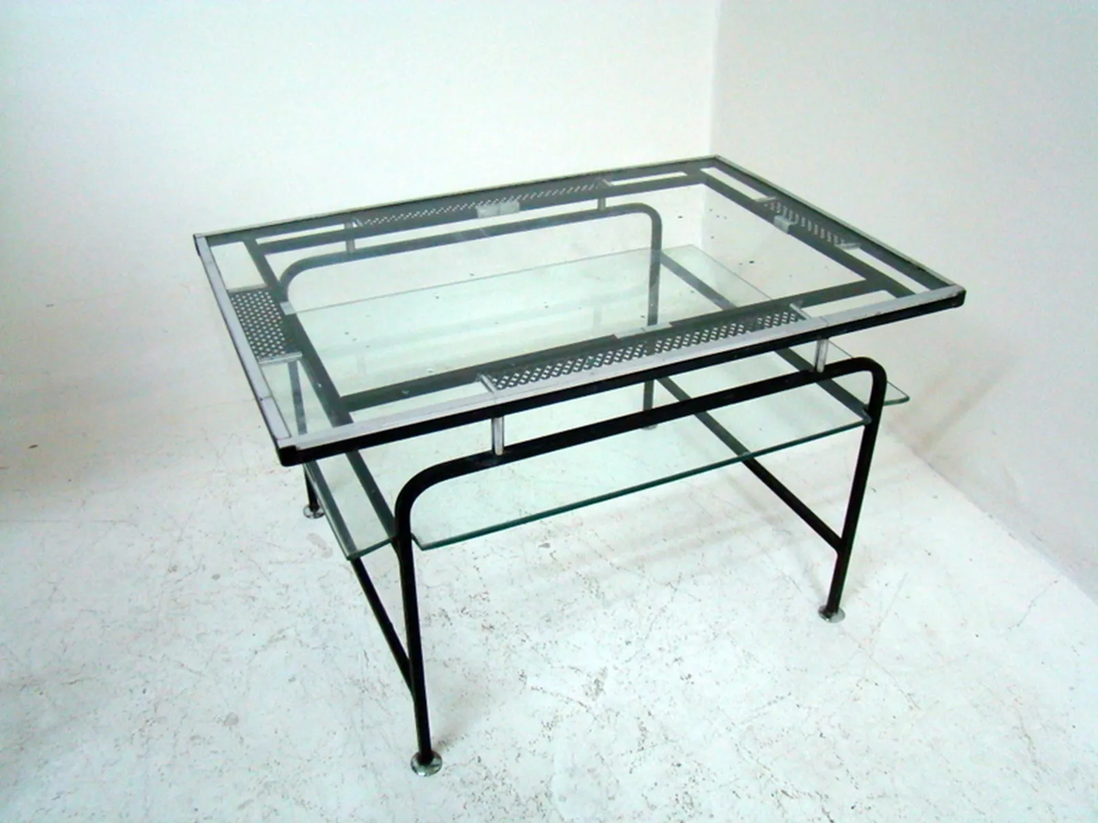 table basse ancienne de Mathieu Matégot avec structure ouverte et design élégant