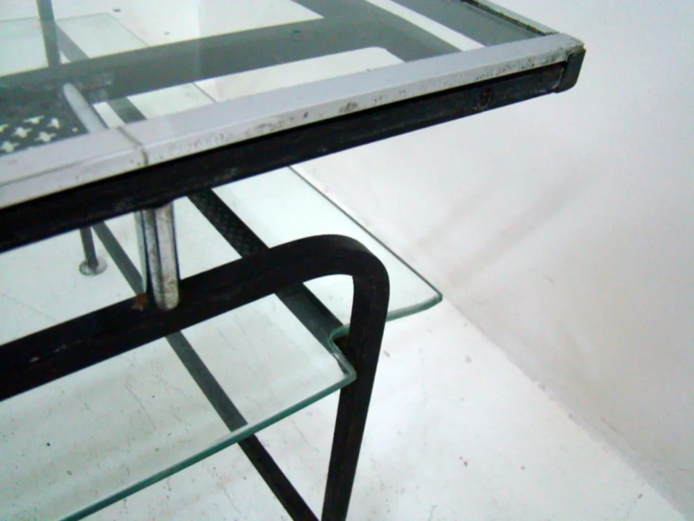 Mesa ratona antigua de Mathieu Matégot con detalles sutiles