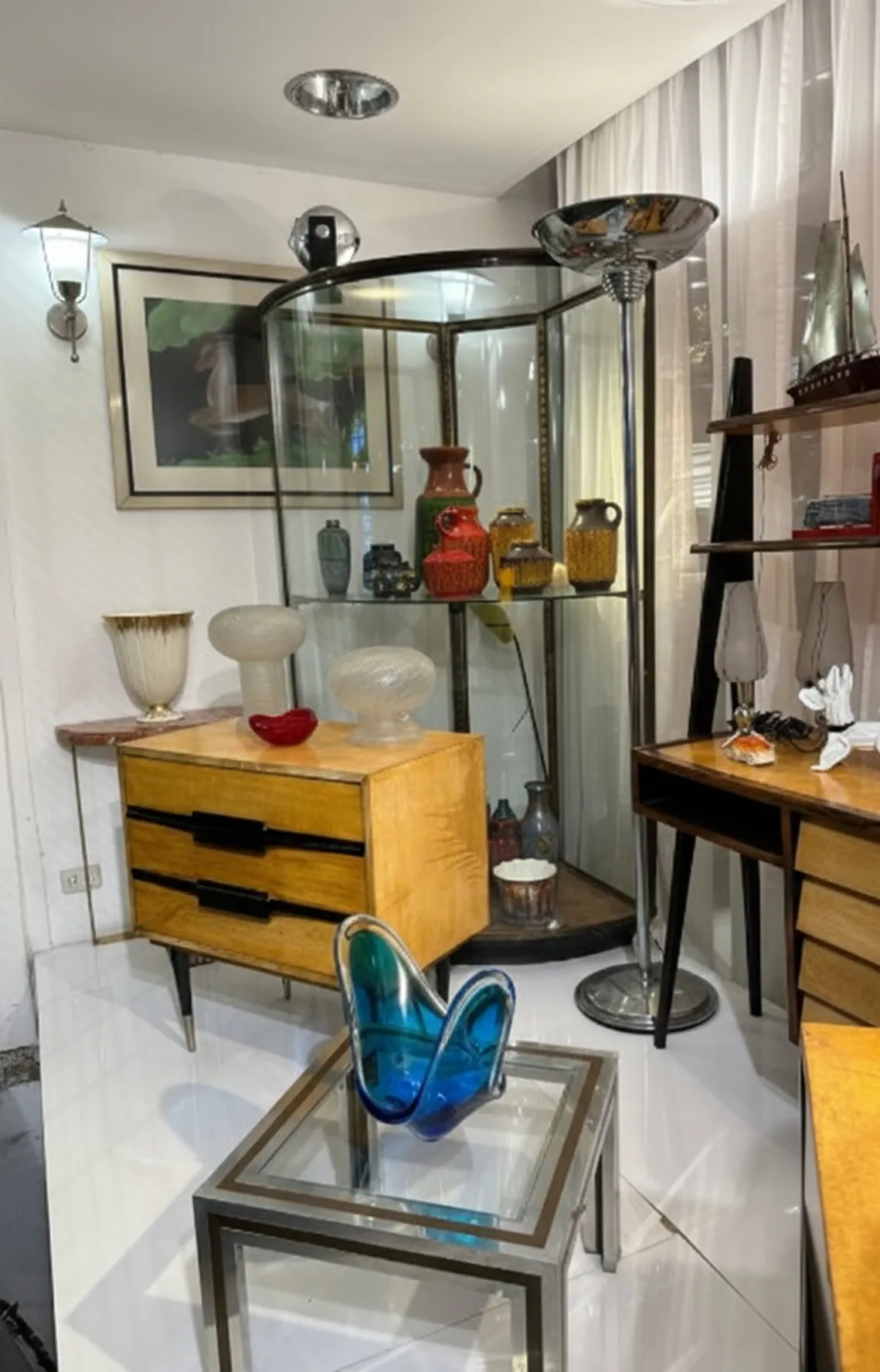 mesa de centro antiga de giacomo sinopoli com decoração ao redor