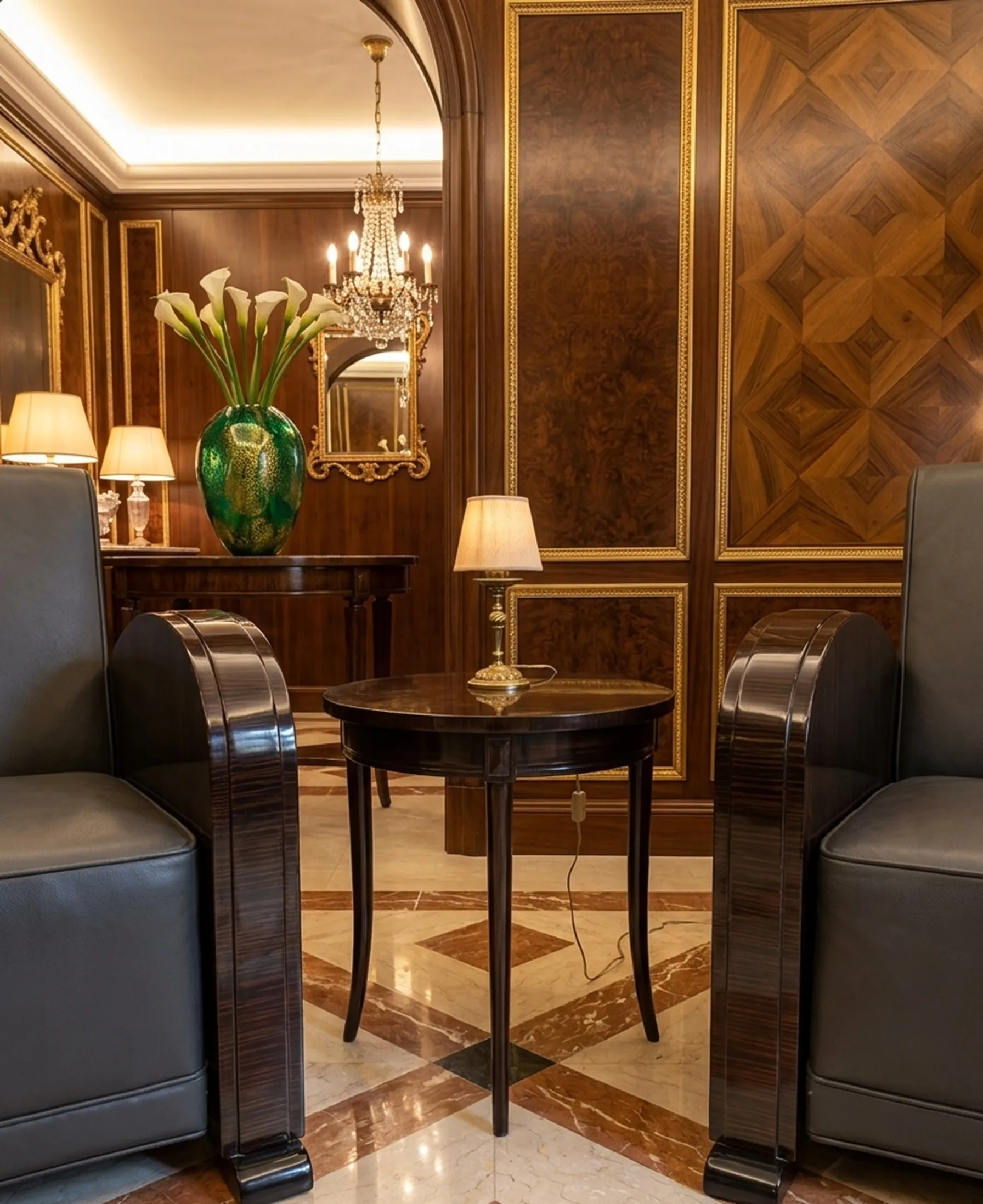 Lampara de mesa antigua con sombra en ambiente elegante