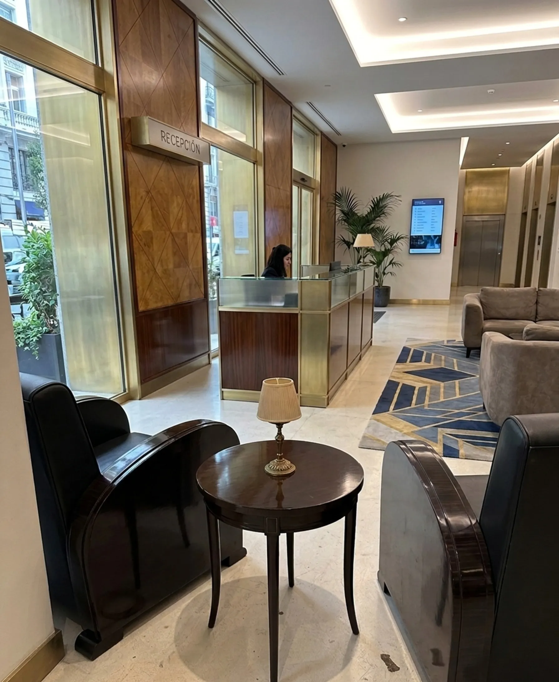 Antigua lámpara de mesa en un ambiente de recepción elegante.