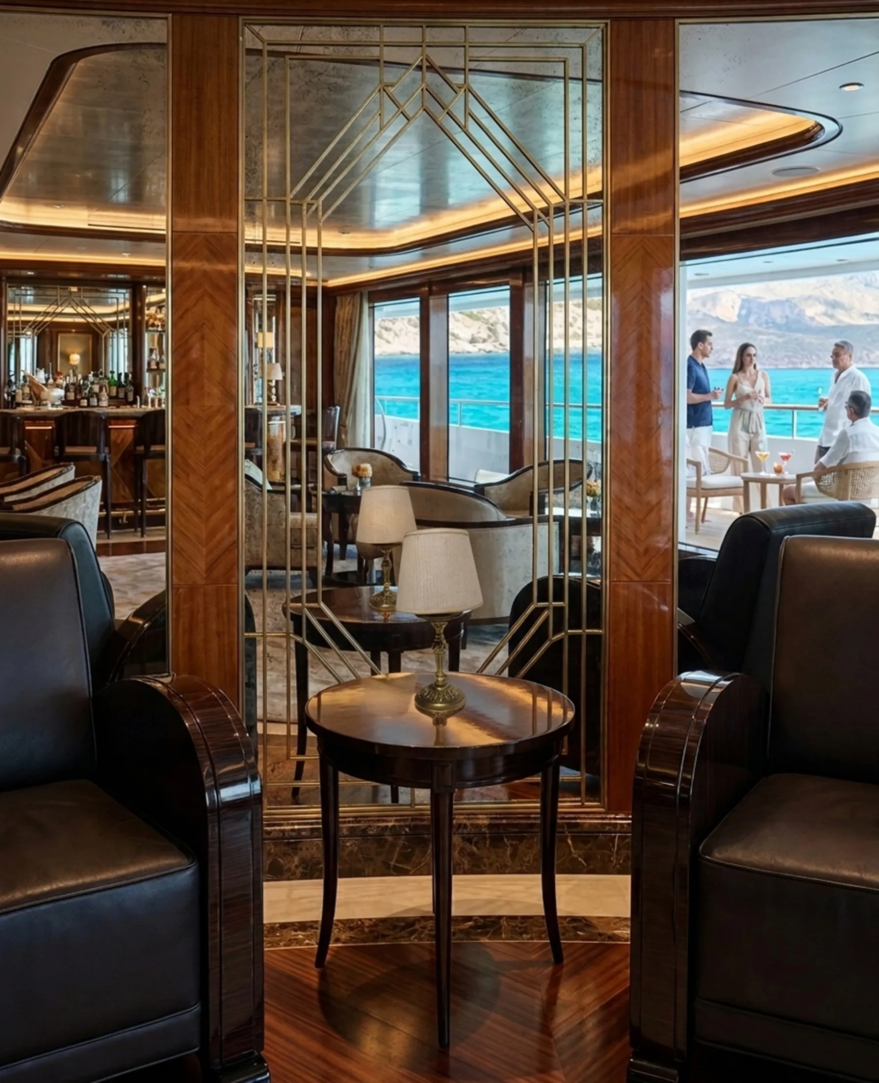 Lampe de bureau ancienne sur une table dans un cadre élégant