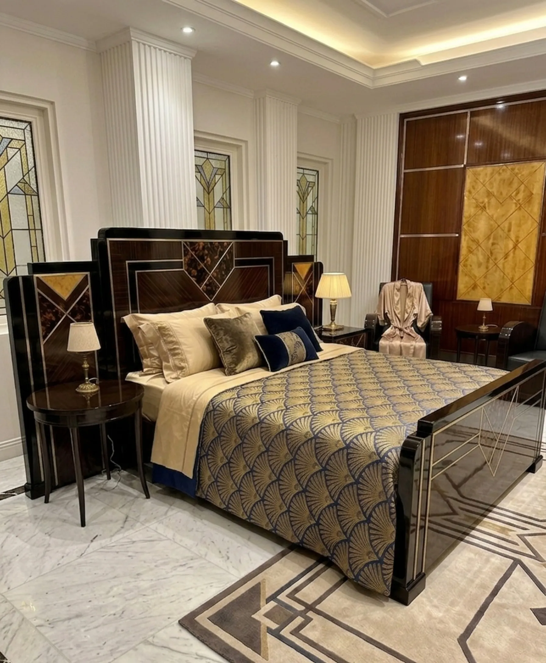 Mesinha antiga em quarto com cama e decoração elegante