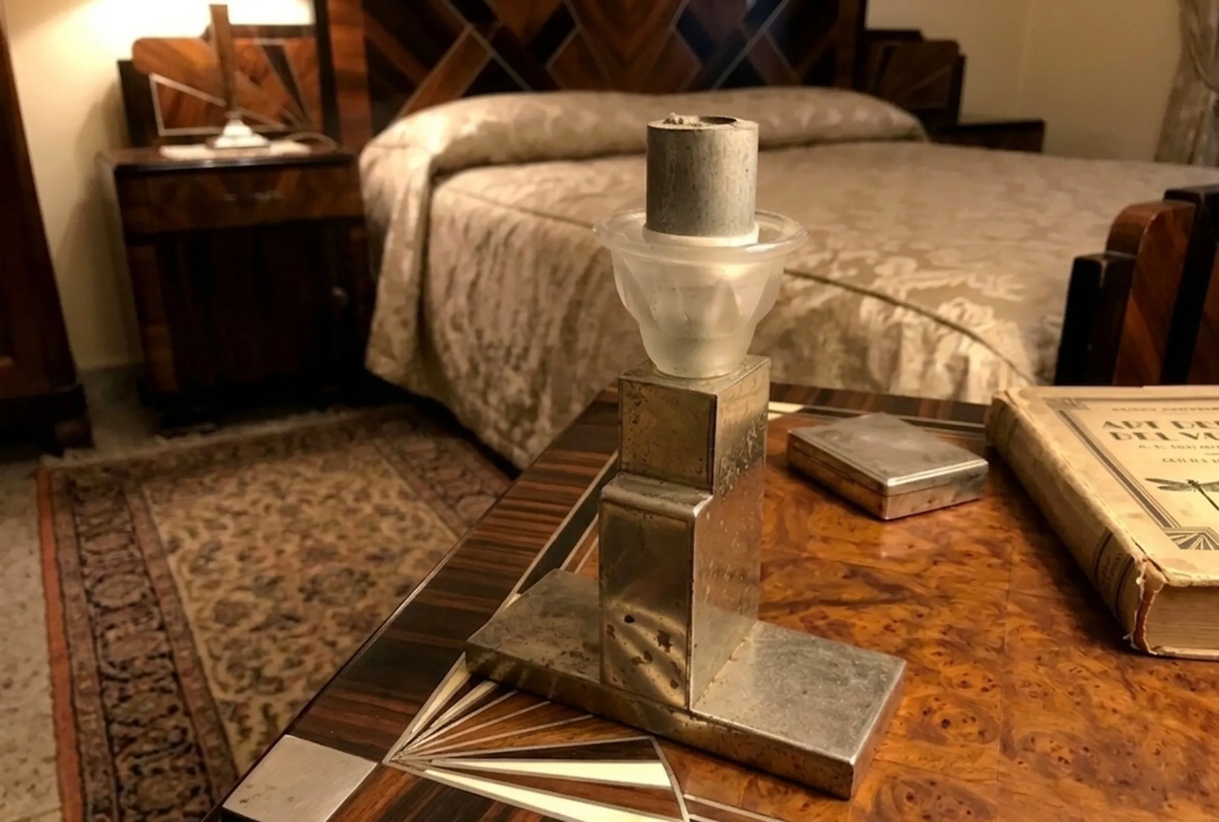 Antigua lámpara de mesa con base sólida, en un ambiente acogedor.