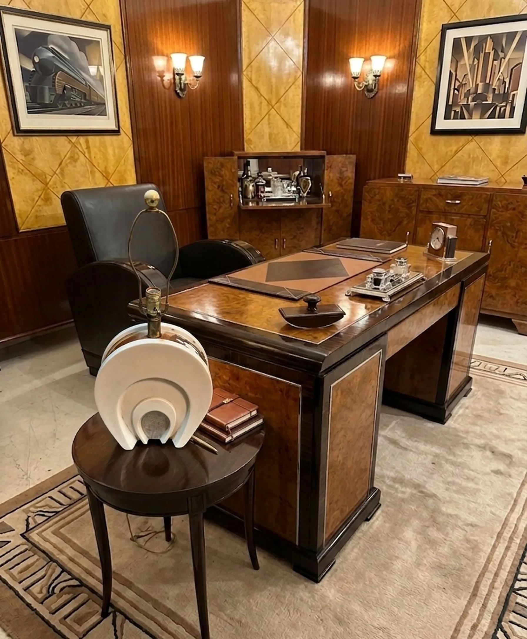 Antike dekorative kleine Tisch mit eleganten Details in einem klassischen Umfeld.