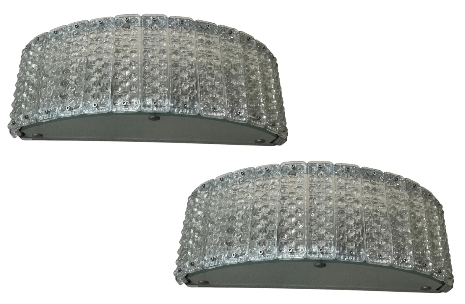 Conjunto de 4 arandelas antigas com forma curva e textura.