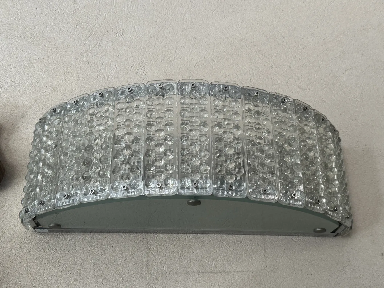 Quattro applique da parete antiche degli anni 50 con un design lucido, disposte elegantemente.