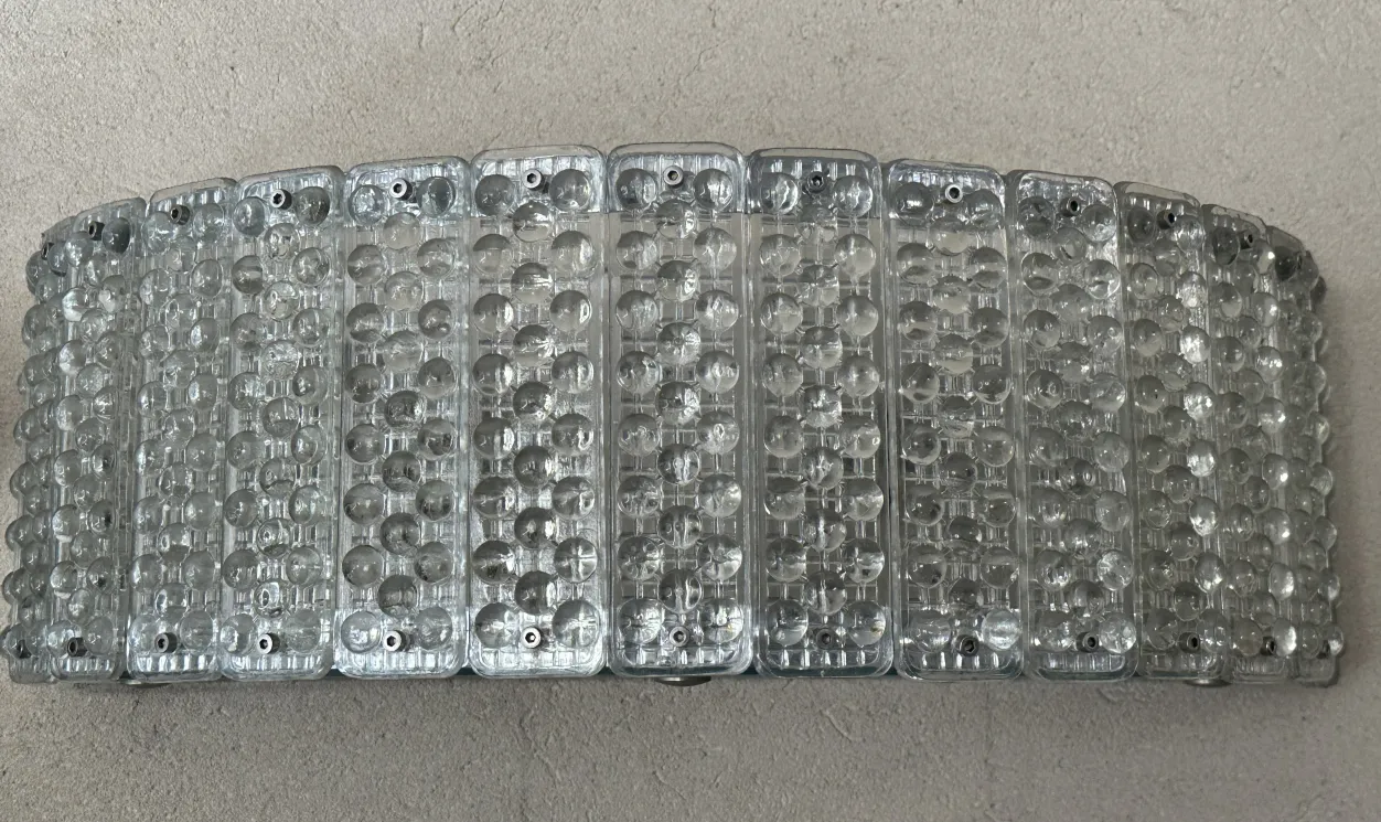 四个古典壁灯，50年代设计，位于中性环境中。