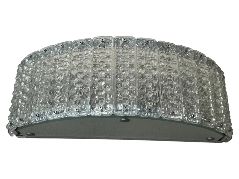 Quatre appliques murales anciennes avec un design classique, ambiance chaleureuse.