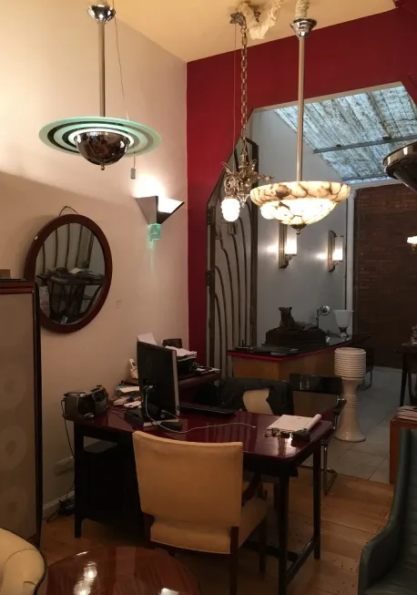 装飾古い鏡があるビンテージ風の部屋