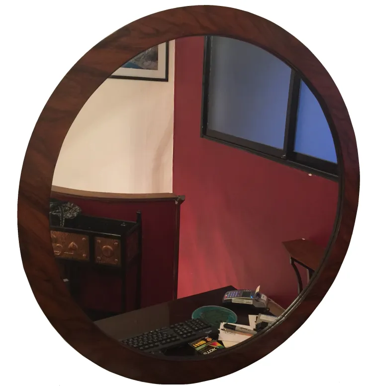 espelho antigo redondo em um ambiente decorativo