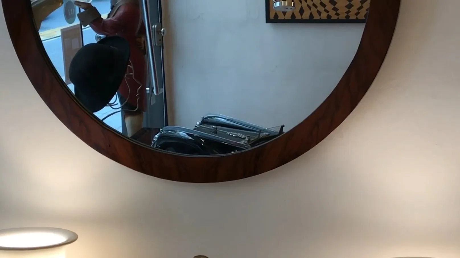 miroir rond antique avec des détails visuels