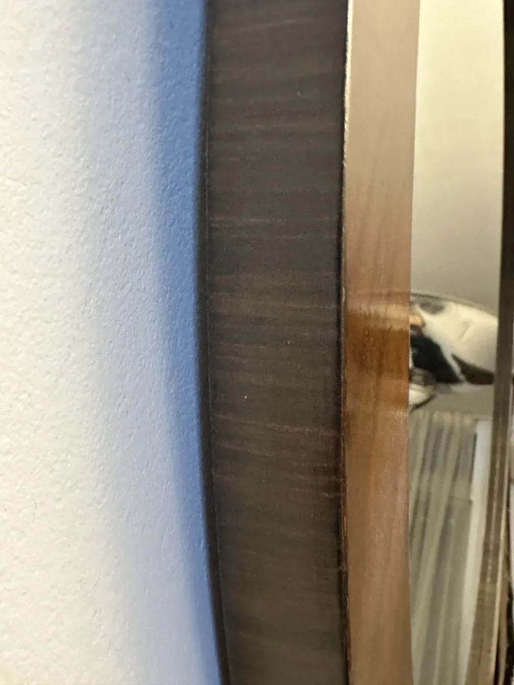 Miroir ancien rond avec bord décoratif