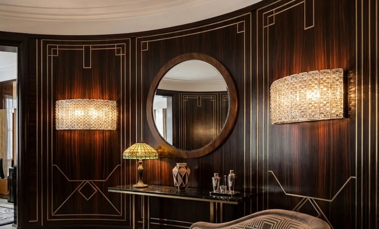 specchio antico decorativo su una parete elegante