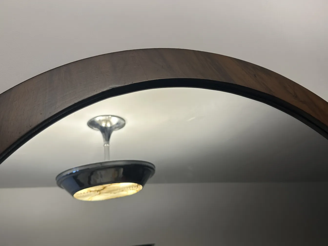 miroir ancien avec bordures décoratives reflétant la lumière