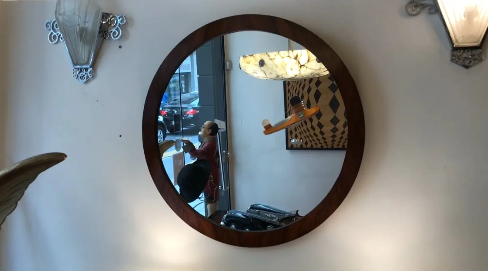 miroir ancien rond avec éléments décoratifs sur le mur