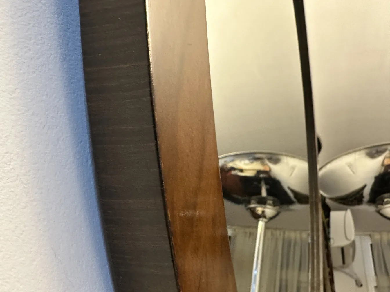 Miroir antique décoratif avec un cadre courbé élégant.