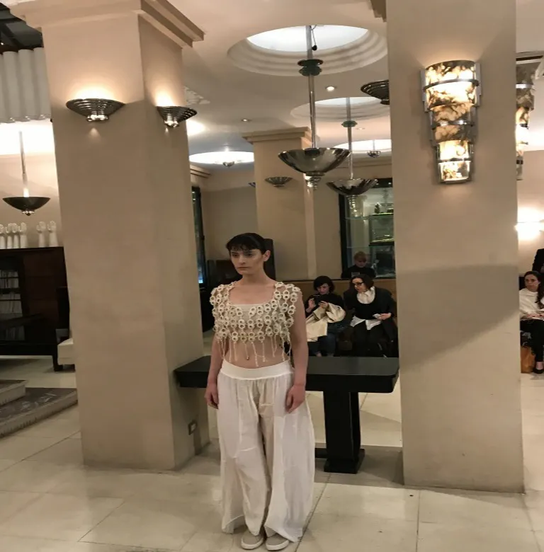 زوج قديم من الأضواء الجدارية يضيء مساحة أنيقة