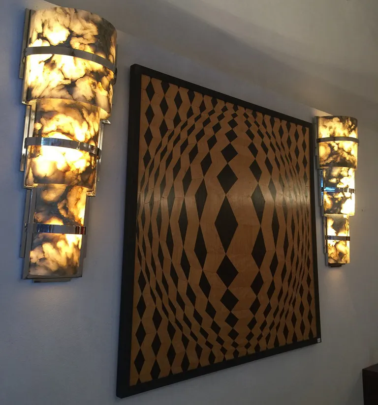 antiguo par de apliques con luz suave en un ambiente elegante