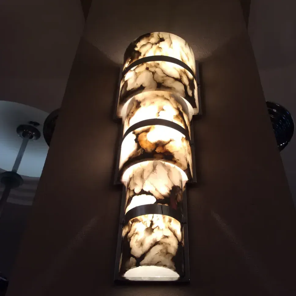 hermoso par de apliques antiguos con luz cálida sobre una pared neutra