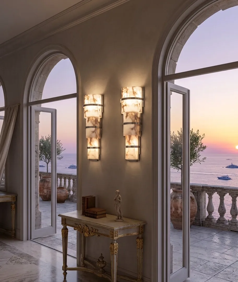 coppia di applique antiche che illuminano una sala elegante con vista sul mare