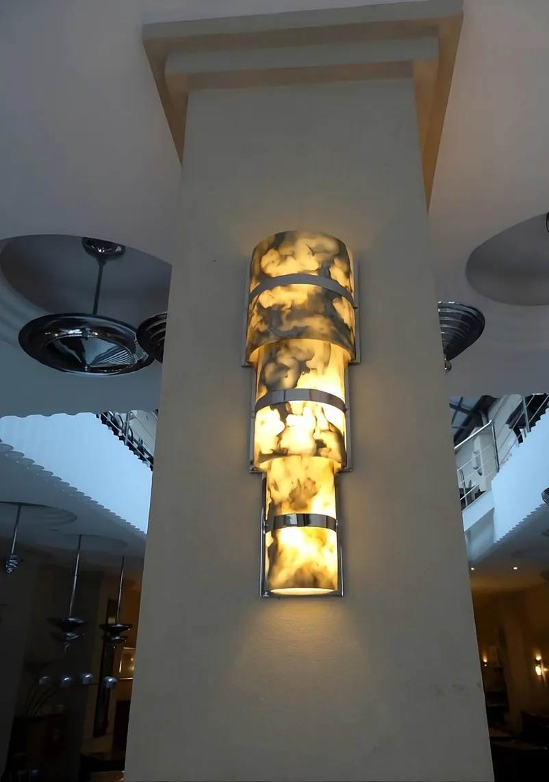 Antikes Paar Wandleuchter mit goldenen Tönen, dekorativ und elegant, in einer modernen Umgebung.