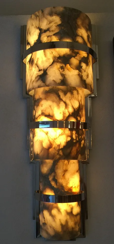 coppia di applique antiche con luce calda, design elegante. Sfondo neutro.