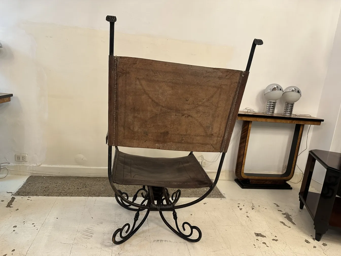 Fauteuil ancien de style art deco dans un cadre minimaliste