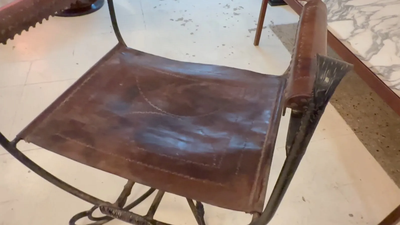 fauteuil ancien art deco avec tissu marron