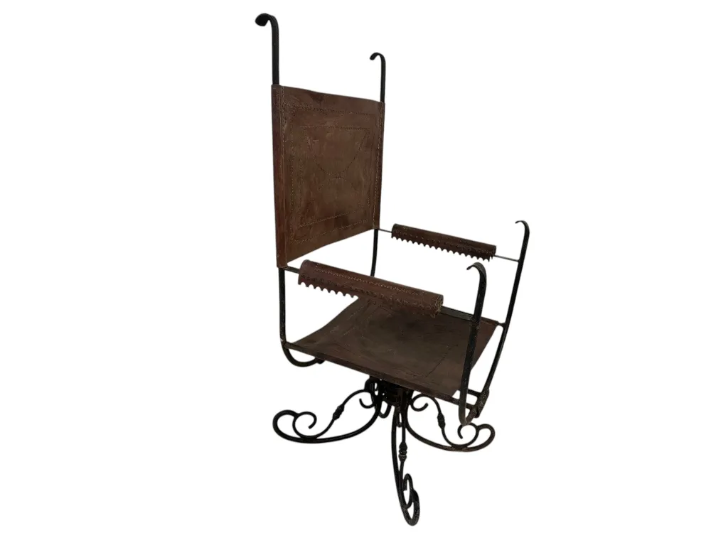 Fauteuil ancien Art Deco avec design décoratif et élégant.