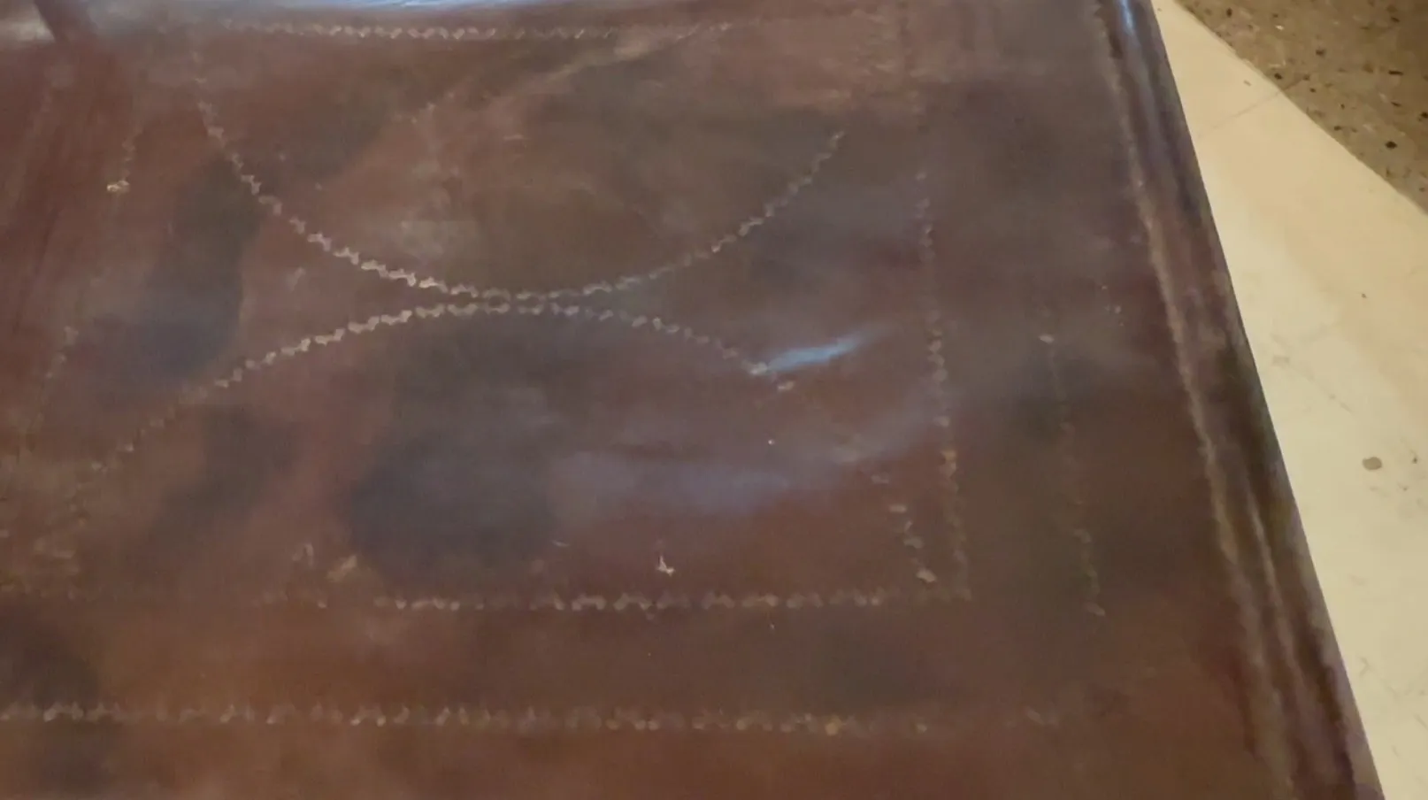 antiker Sessel mit Art Deco-Details, eleganter Rahmen