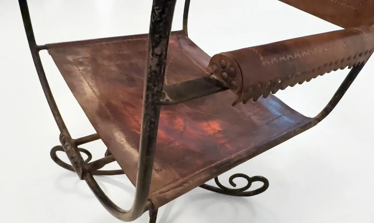 poltrona antica con design artistico in un ambiente spazioso