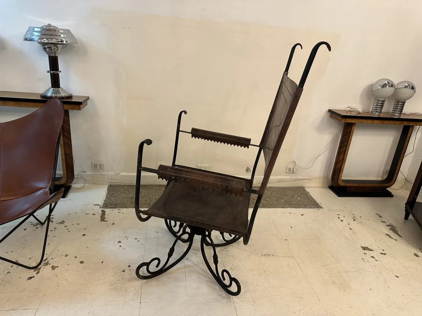 Fauteuil ancien Art Deco avec structure unique dans un cadre moderne.