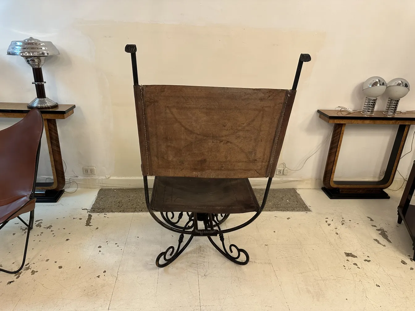 Poltrona antiga com design clássico em ambiente decorativo.