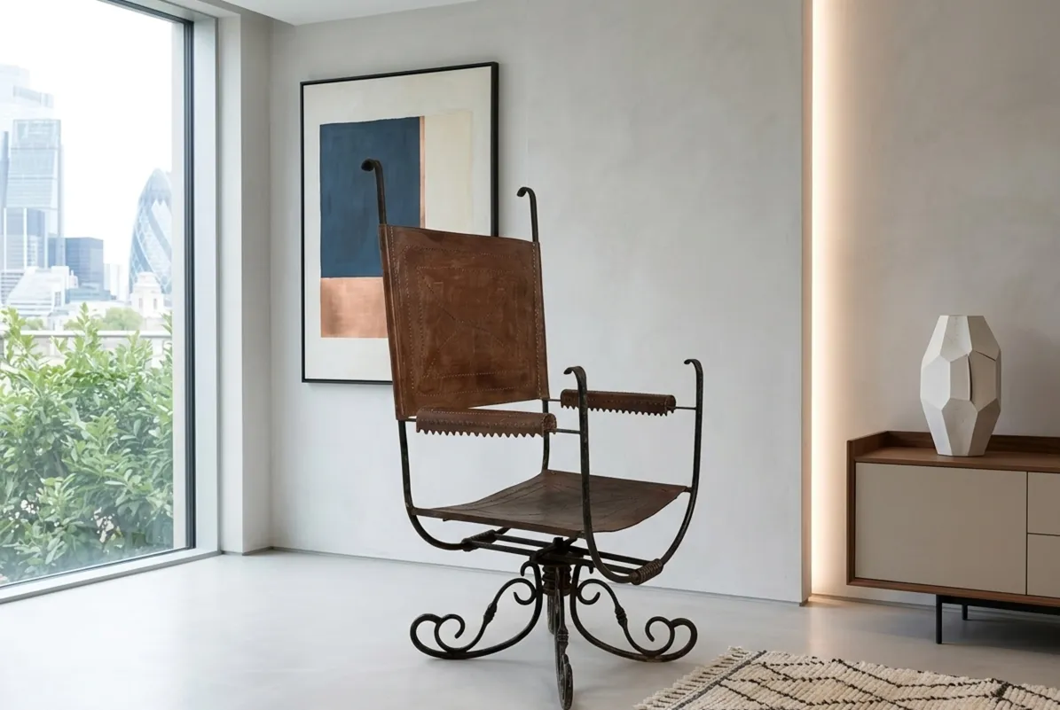 Antiken art deco sessel mit komplizierter Struktur und markantem Rücken in einem modernen Raum.