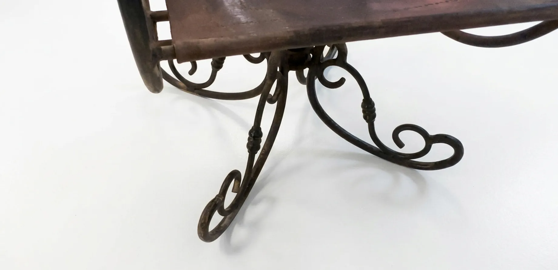 Fauteuil ancien avec pattes courbes et détails ornementaux dans un décor neutre