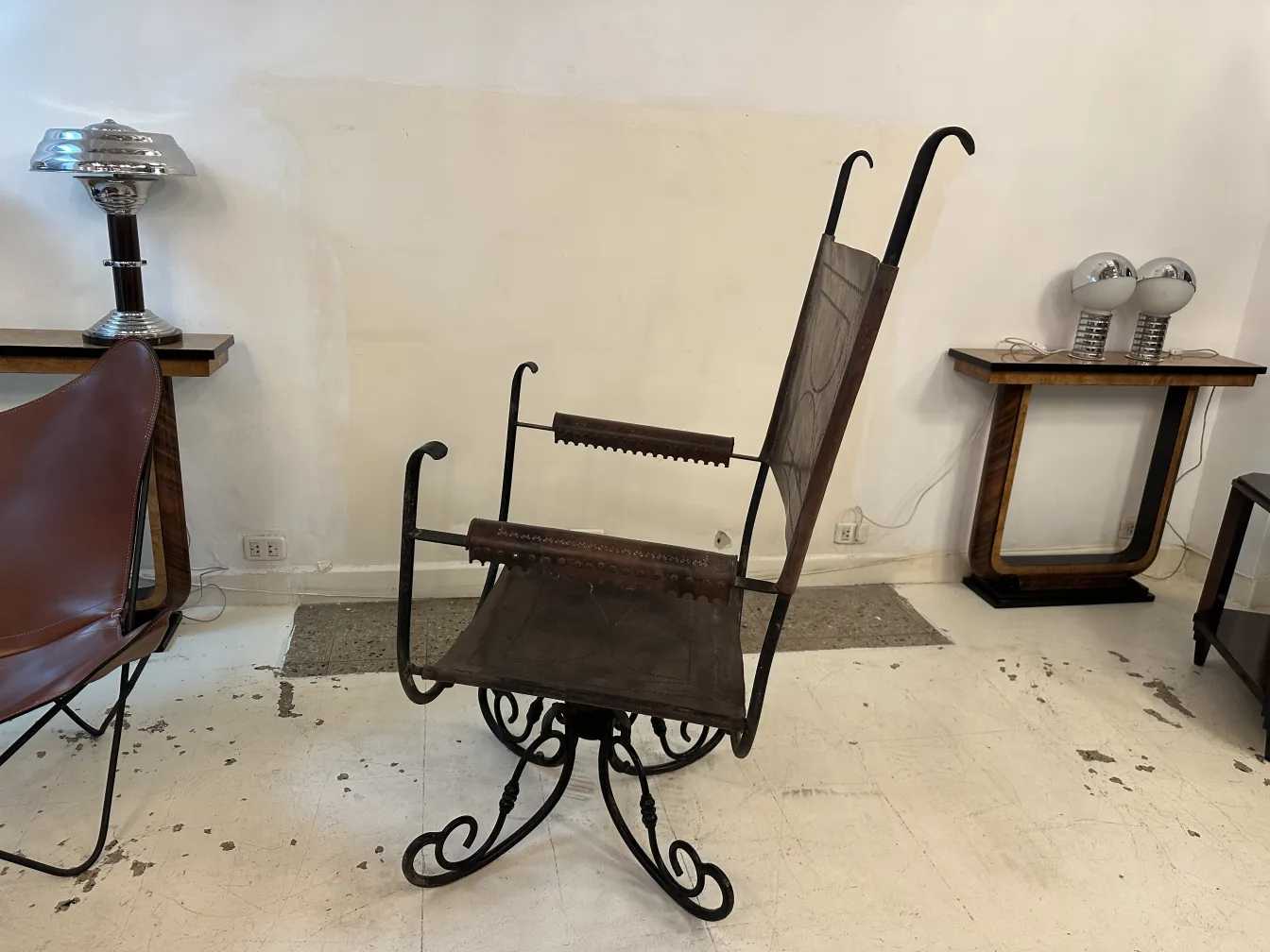 Fauteuil ancien art deco avec des détails uniques dans un cadre moderne.