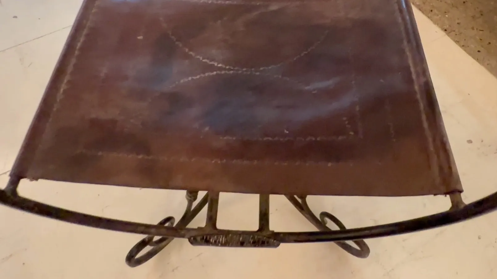 antik sessel art deco mit elegantem design und sanften linien