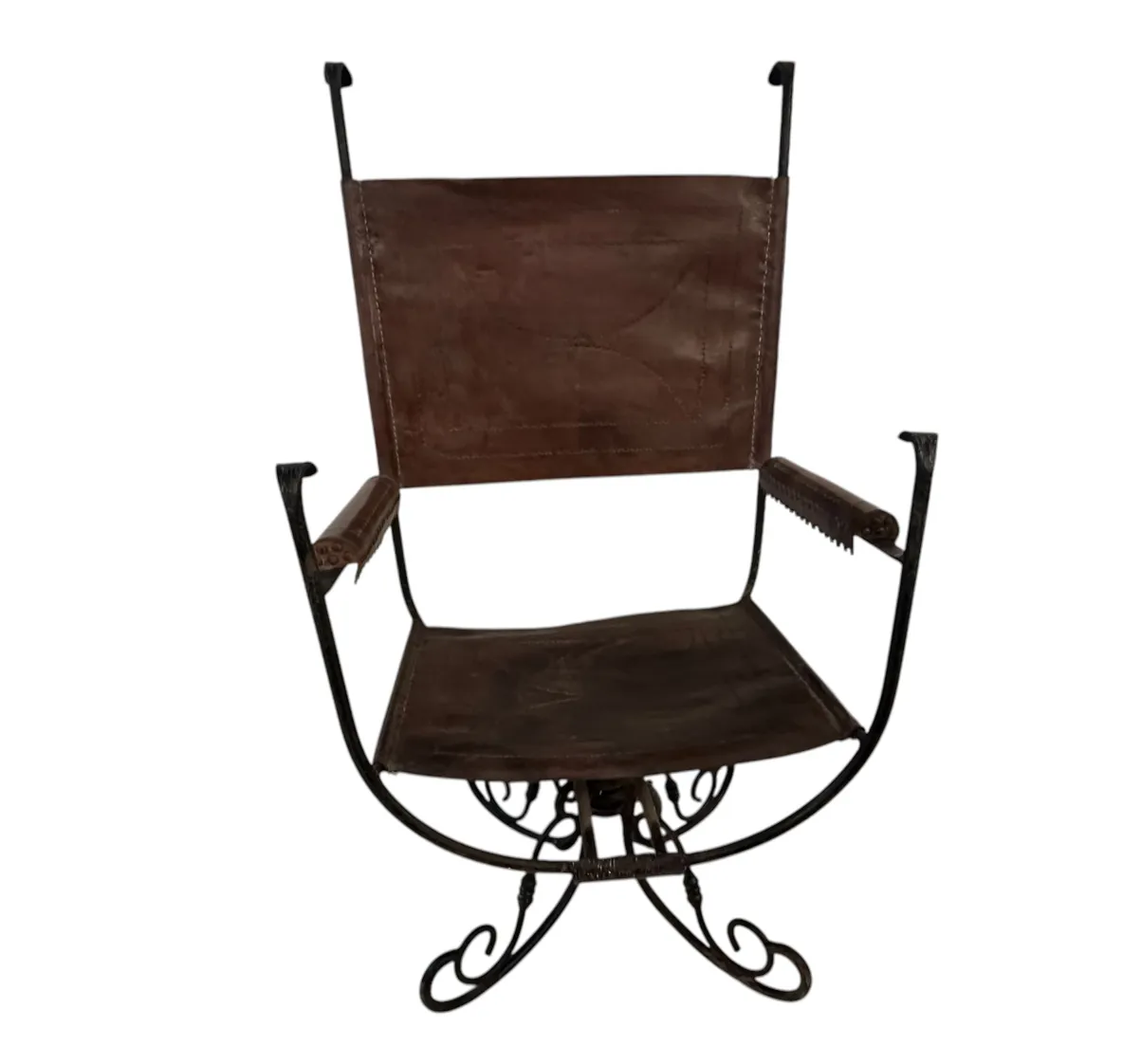 Fauteuil ancien en style art deco avec bras et design en fer incurvé.