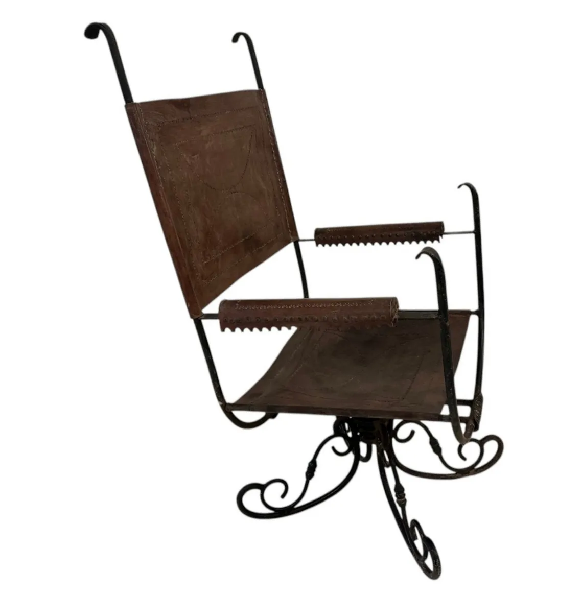 Fauteuil ancien en style Art Deco avec base décorative.