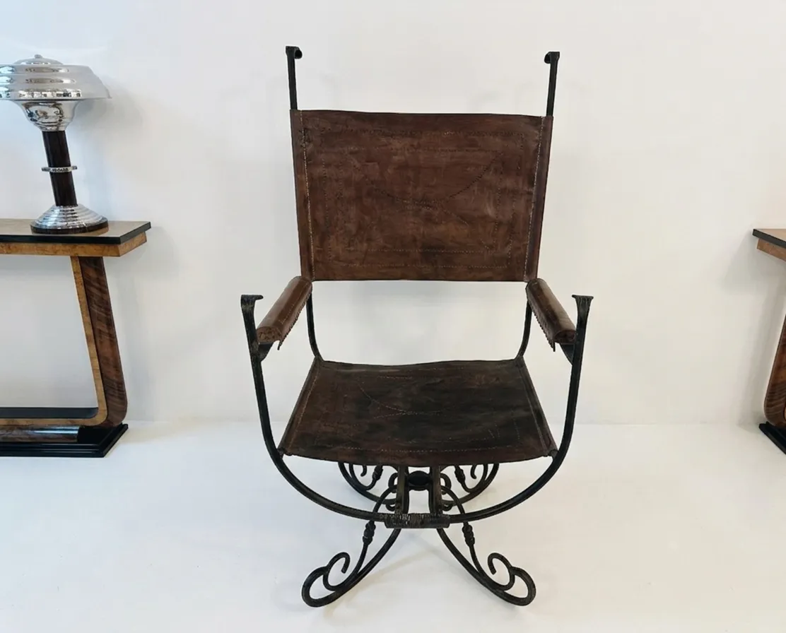 Fauteuil antique de style art deco avec design élégant