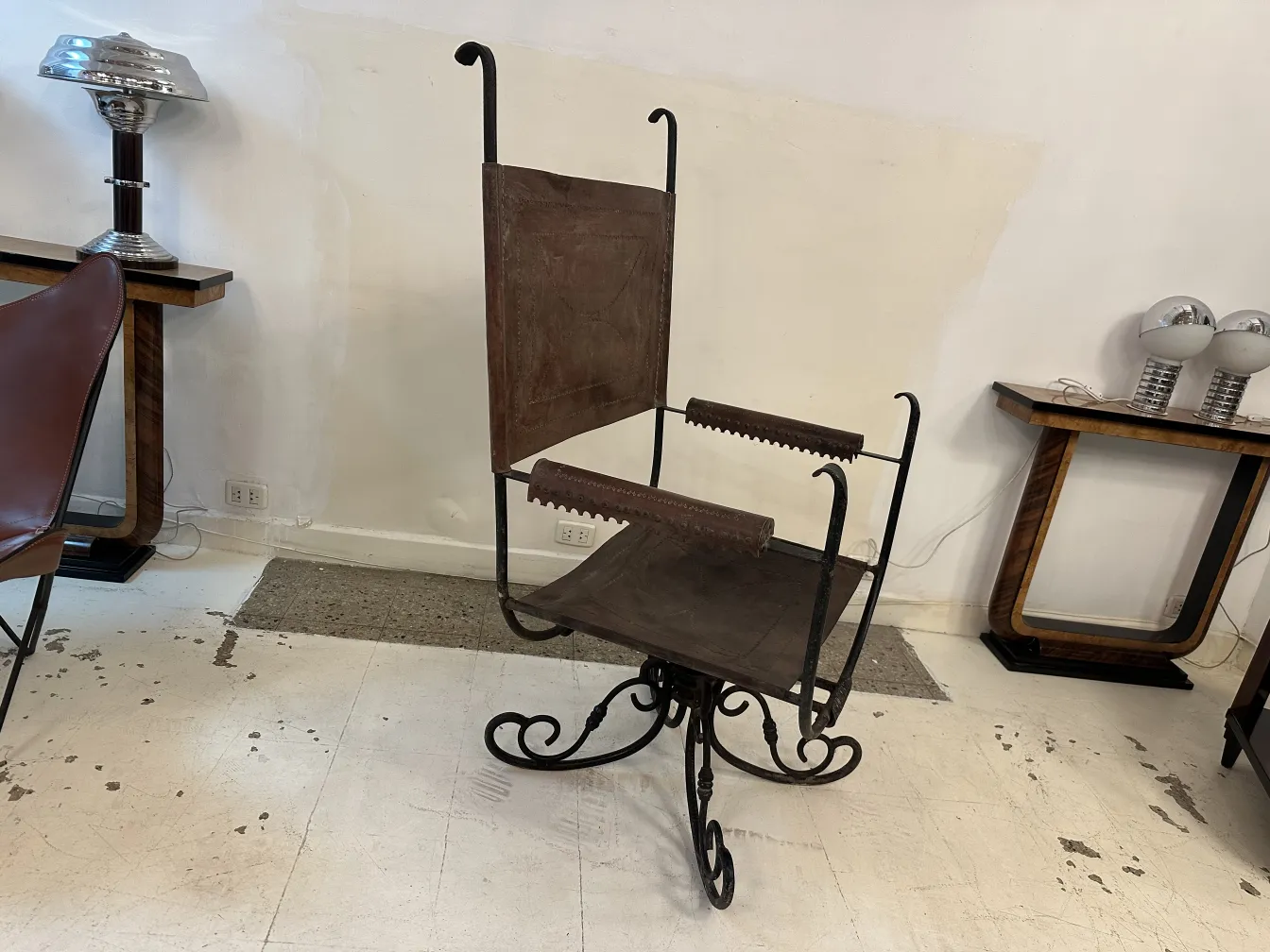 Fauteuil ancien au design art déco avec détails distinctifs