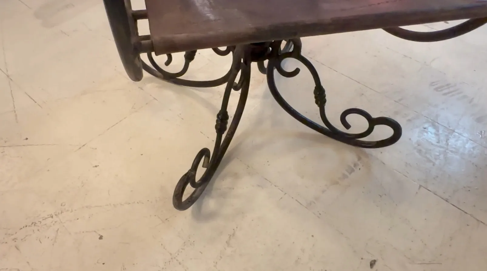 Fauteuil ancien avec une base décorative artistique, élégant.