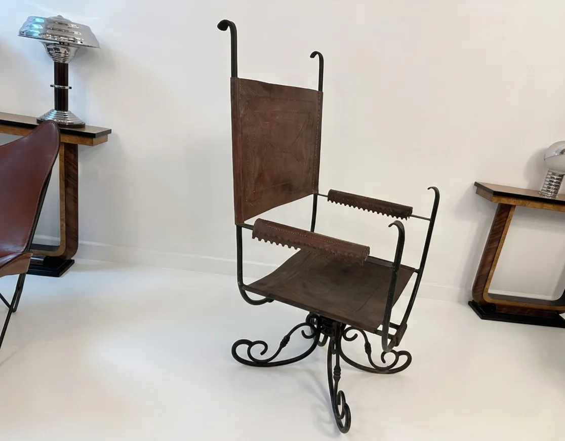 Poltrona antiga art deco em um ambiente moderno